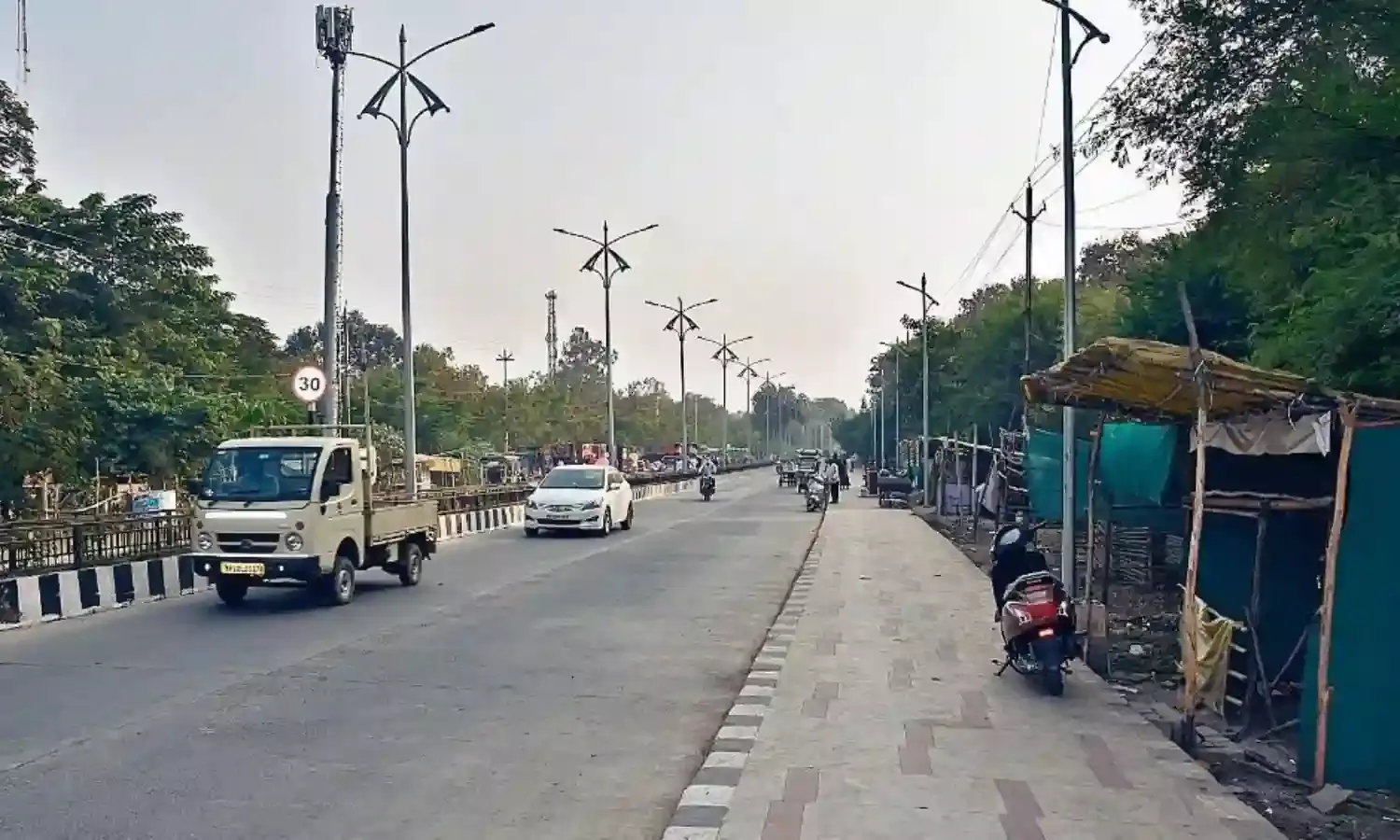 22 करोड़ की फोरलेन के एक हिस्से में फुटपाथ दूसरे में गायब