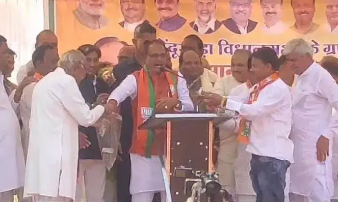 तेंदूखेड़ा प्रत्याशी के लिए सीएम शिवराज ने मांगा वोट व नोट, मंच पर ही कराया चंदा, नरसिंहपुर में सरकारी शुगर मिल खोलने की भी घोषणा