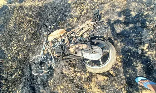 पराली जलाने से फैली आग, खेत में खड़ी बाइक जलकर हुई खाक