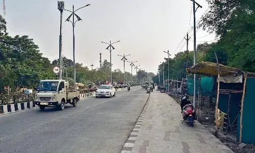 22 करोड़ की फोरलेन के एक हिस्से में फुटपाथ दूसरे में गायब 22 करोड़ की फोरलेन के एक हिस्से में फुटपाथ दूसरे में गायब