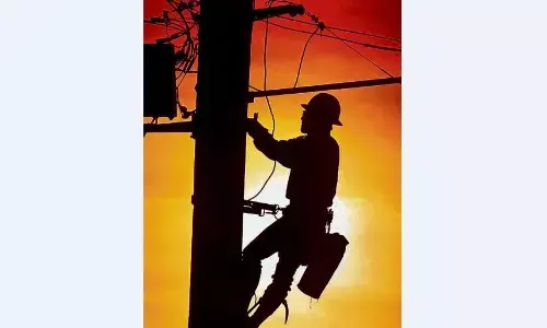 त्योहारी सीजन में बिगड़ रहा घर का बजट, वेतन जल्द कराने की माँग त्योहारी सीजन में बिगड़ रहा घर का बजट, वेतन जल्द कराने की माँग