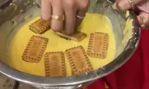 बिस्किट के पकौड़े बनाकर महिला ने किया लोगों को हैरान, वीडियो देखकर सोशल मीडिया पर भड़के यूजर्स