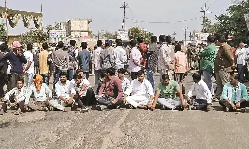 जनाक्रोश आंदोलन के कारण चार घंटे बंद रहा तुमसर-बपेरा मार्ग जनाक्रोश आंदोलन के कारण चार घंटे बंद रहा तुमसर-बपेरा मार्ग