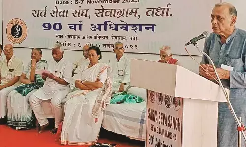 संविधान को लेकर केंद्र की भूमिका चिंताजनक - प्रो. आनंदकुमार संविधान को लेकर केंद्र की भूमिका चिंताजनक - प्रो. आनंदकुमार