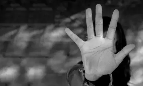 छत्तीसगढ़ की नाबालिग से रेप, महिला समेत 3 गिरफ्तार छत्तीसगढ़ की नाबालिग से रेप, महिला समेत 3 गिरफ्तार