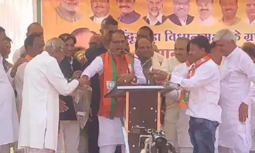 तेंदूखेड़ा प्रत्याशी के लिए सीएम शिवराज ने मांगा वोट व नोट, मंच पर ही कराया चंदा, नरसिंहपुर में सरकारी शुगर मिल खोलने की भी घोषणा तेंदूखेड़ा प्रत्याशी के लिए सीएम शिवराज ने मांगा वोट व नोट, मंच पर ही कराया चंदा, नरसिंहपुर में सरकारी शुगर मिल खोलने की भी घोषणा