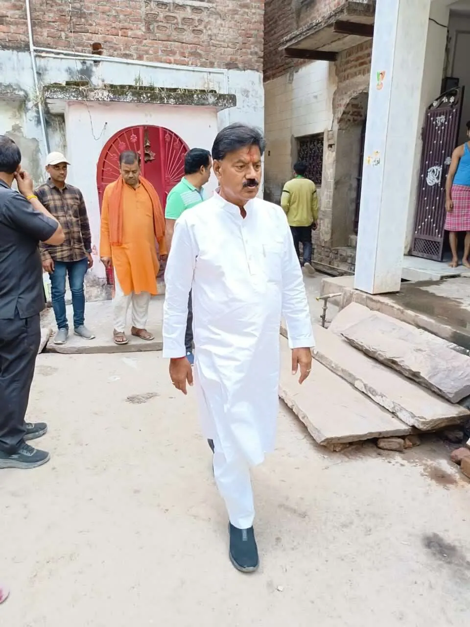 जीत का आशीर्वाद लेने घर-घर पहुंचे चौधरी राकेश सिंह