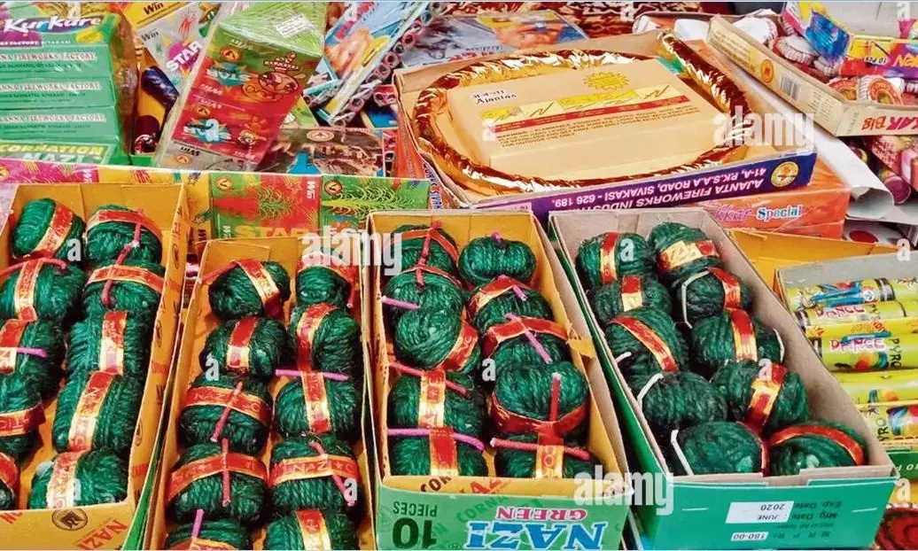 खराब होती फिजा को लेकर प्रशासन अलर्ट 125 डेसिबल के पटाखों को बेचना प्रतिबंधित