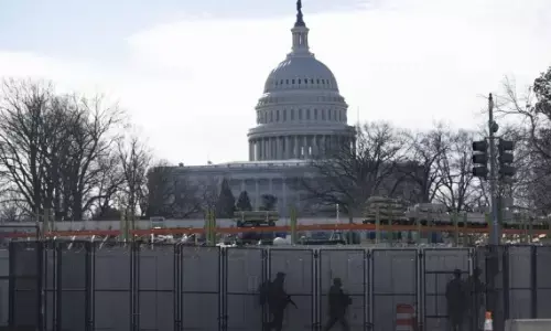 अमेरिका में संसद के पास हथियार के साथ एक व्यक्ति गिरफ्तार अमेरिका में संसद के पास हथियार के साथ एक व्यक्ति गिरफ्तार