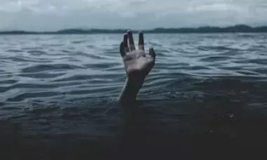 नाले में गिरी चप्पल निकालने की कवायद में डूबे दो लोग