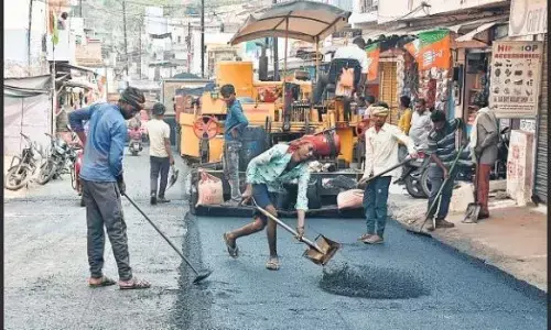 पहले रोड काटी, अब बिना सीवर लाइन डाले बना रहे सड़क पहले रोड काटी, अब बिना सीवर लाइन डाले बना रहे सड़क