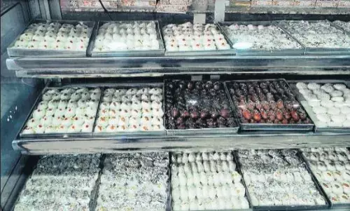 होटलों और मिठाई कारखानों की नहीं हो रही जाँच, मिलावट का बढ़ा खतरा होटलों और मिठाई कारखानों की नहीं हो रही जाँच, मिलावट का बढ़ा खतरा