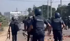 वेतन वृद्धि को लेकर कपड़ा मजदूरों की पुलिस के साथ झड़प में एक की मौत वेतन वृद्धि को लेकर कपड़ा मजदूरों की पुलिस के साथ झड़प में एक की मौत