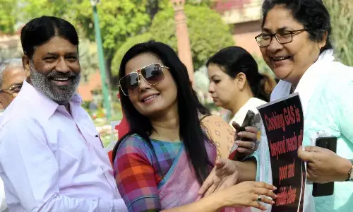 महुआ की लोकसभा सदस्यता रद्द करने की सिफारिश कर सकती है एथिक्स कमेटी, गुरुवार की बैठक हंगामेदार रहने के आसार महुआ की लोकसभा सदस्यता रद्द करने की सिफारिश कर सकती है एथिक्स कमेटी, गुरुवार की बैठक हंगामेदार रहने के आसार