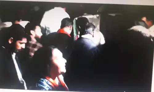 दो दलों के कार्यकर्ता आपस में टकराए, हंगामा