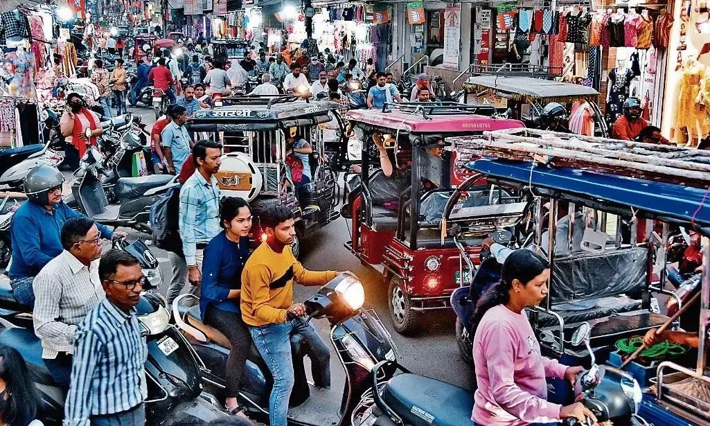 बिना हॉर्न दिए कहीं से भी घुस रहे ई-रिक्शा चालक