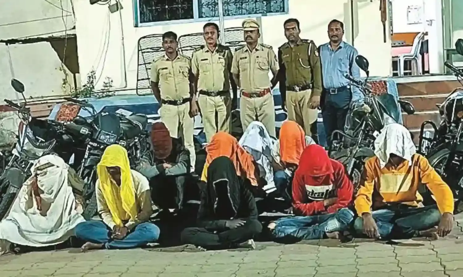 विवाद सुलझाने गई पुलिस के हत्थे चढ़े डकैत