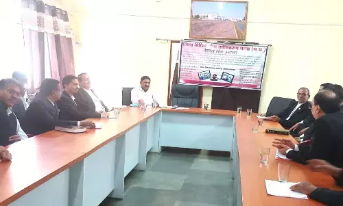 बीमा कंपनियों के अधिकारियों के साथ की बैठक