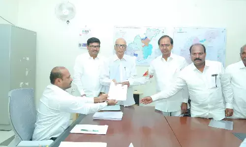 तेलंगाना के मुख्यमंत्री केसीआर ने गजवेल से नामांकन दाखिल किया तेलंगाना के मुख्यमंत्री केसीआर ने गजवेल से नामांकन दाखिल किया