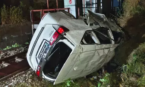 महाराष्ट्र में पुल से चलती ट्रेन पर गिरा एसयूवी; आरपीआई कार्यकर्ता, उनके दो चचेरे भाइयों की मौत महाराष्ट्र में पुल से चलती ट्रेन पर गिरा एसयूवी; आरपीआई कार्यकर्ता, उनके दो चचेरे भाइयों की मौत