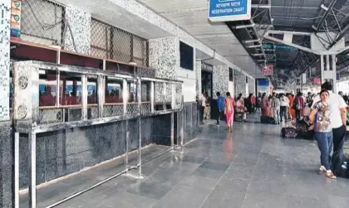 इतना साफ-सुथरा प्लेटफाॅर्म देख यात्री भी आश्चर्य में पड़ गए आखिर माजरा क्या है इतना साफ-सुथरा प्लेटफाॅर्म देख यात्री भी आश्चर्य में पड़ गए आखिर माजरा क्या है