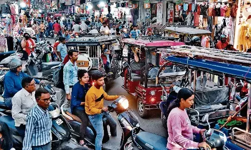 बिना हॉर्न दिए कहीं से भी घुस रहे ई-रिक्शा चालक बिना हॉर्न दिए कहीं से भी घुस रहे ई-रिक्शा चालक