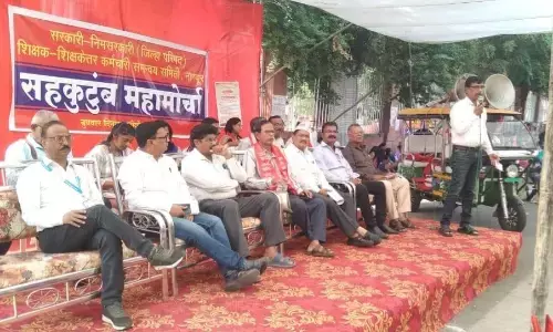 पुरानी पेंशन शुरु करने की मांग, सरकारी कर्मचारी सड़क पर उतरे