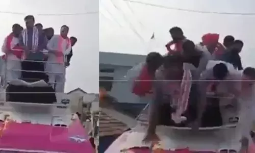 तेलंगाना में रोड शो के दौरान बाल-बाल बचे केटीआर