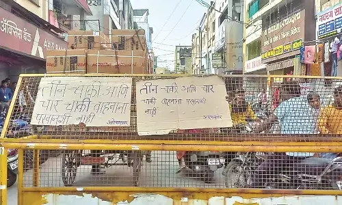 जगह-जगह लगाए गए बैरिकैड्स तिपहिया-चौपहिया वाहनों पर पाबंदी