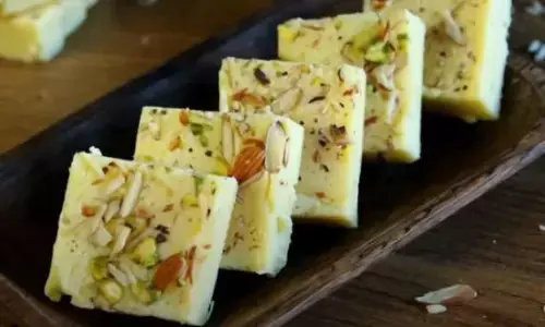 दूध से बनाए ये लजीज मिठाई, तारीफ करते हुए नहीं थकेंगे लोग दूध से बनाए ये लजीज मिठाई, तारीफ करते हुए नहीं थकेंगे लोग