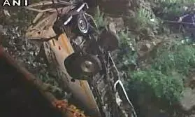 कोल्हापुर में पुल से नीचे गिरी निजी बस कोल्हापुर में पुल से नीचे गिरी निजी बस