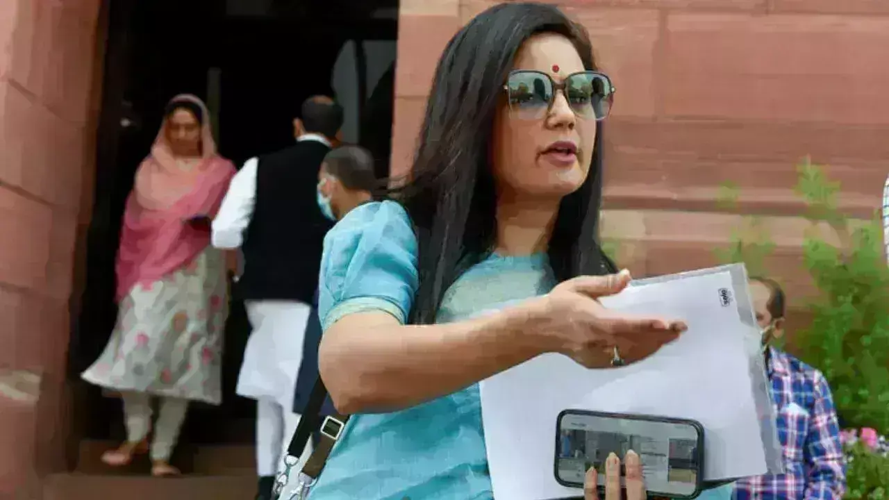 छिन सकती है महुआ मोइत्रा की लोकसभा सदस्यता छिन सकती है महुआ मोइत्रा की लोकसभा सदस्यता