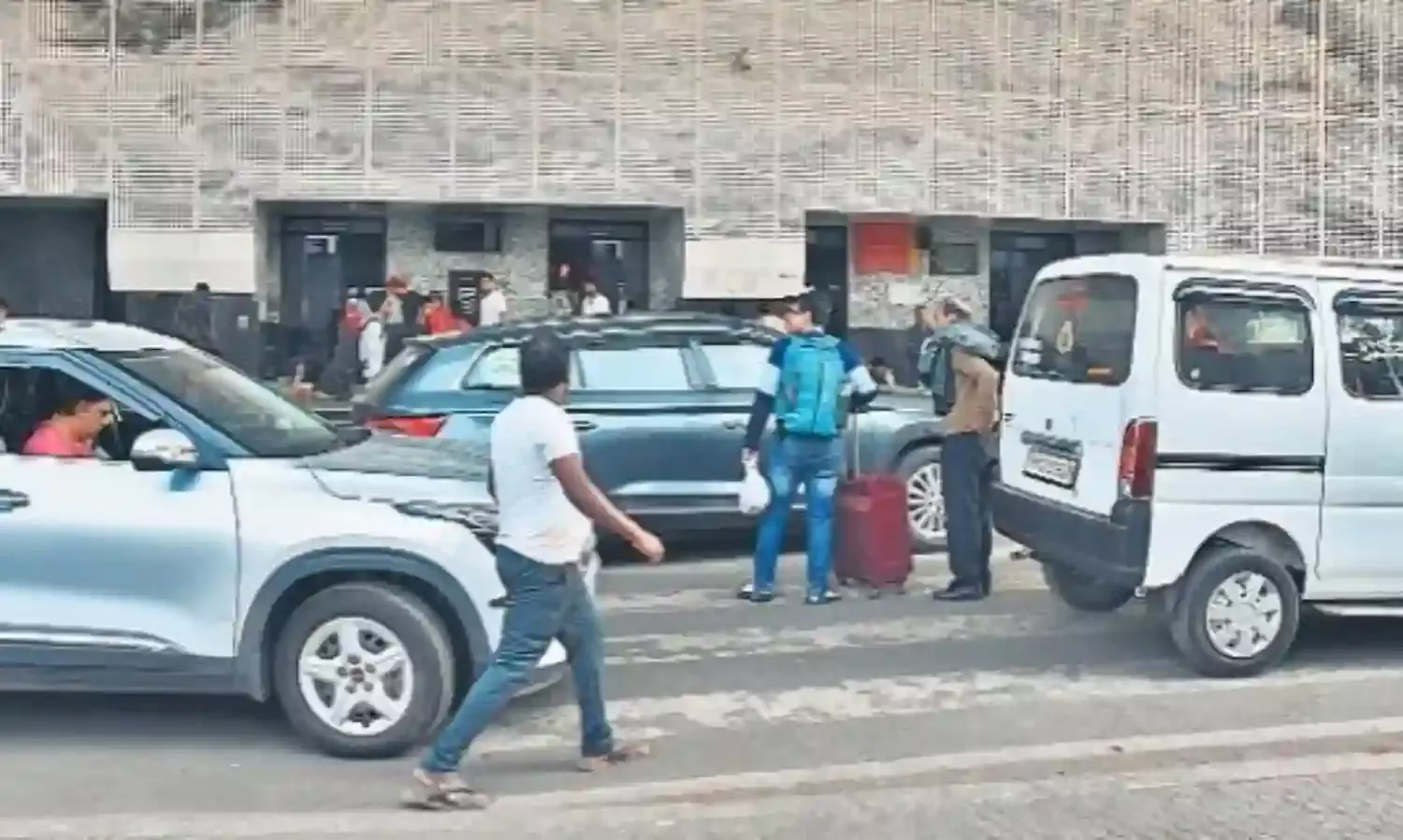 स्टेशन की पार्किंग का दायरा तक तय नहीं, कहीं भी राशि वसूल रहे कर्मचारी