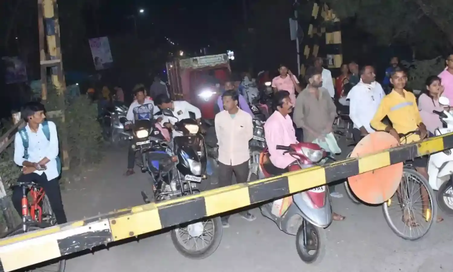 नरखेड़ रेलमार्ग के अकोली क्रॉसिंग पर मालगाड़ी बंद होने से वाहनों की लगी कतार