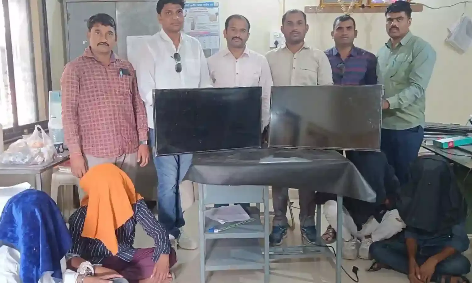 जिप शाला में चोरी करनेवाले पांच आरोपी गिरफ्तार
