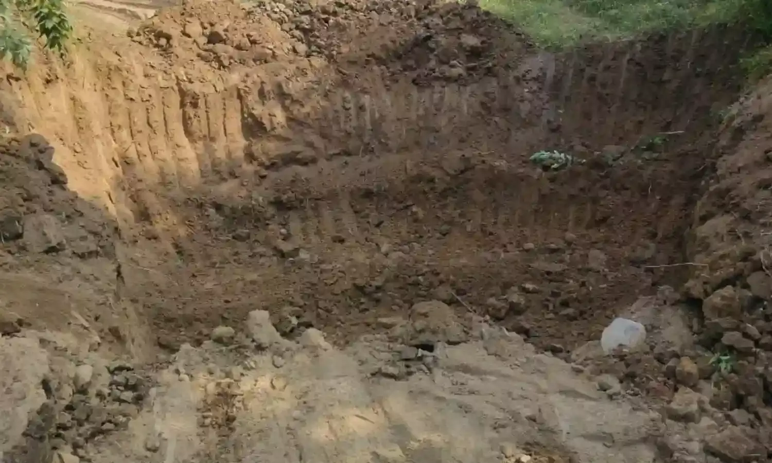 अवैध रेत परिवहन रोकने खोद दिया गड्‌ढा