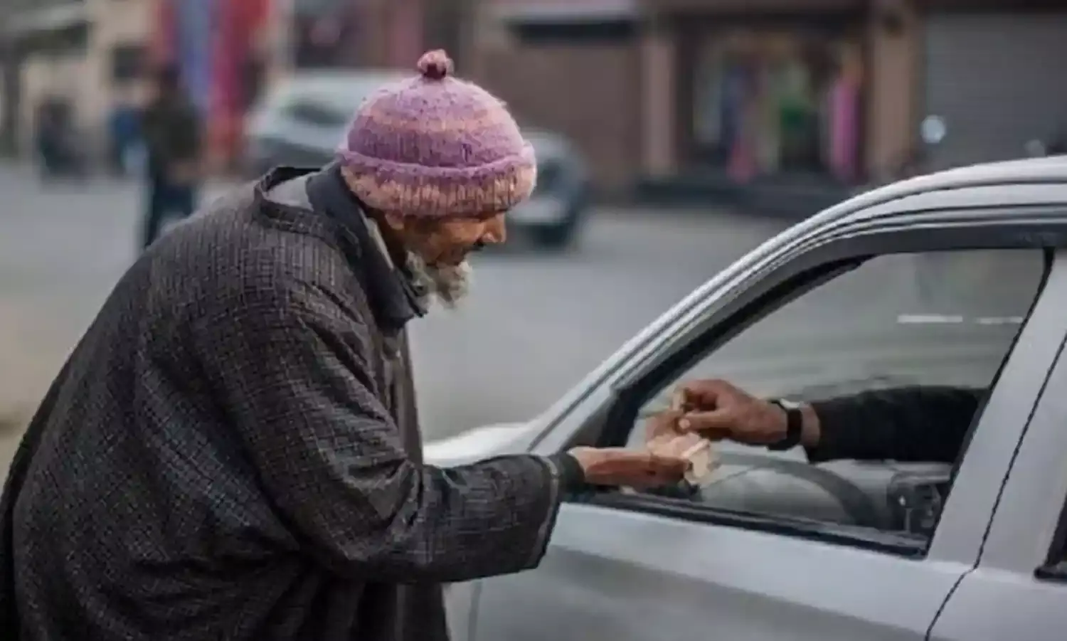 इस बेघर शख्स की खुली किस्मत, देखते ही देखते हुआ मालामाल, खरीदने जा रहा लाखों का घर