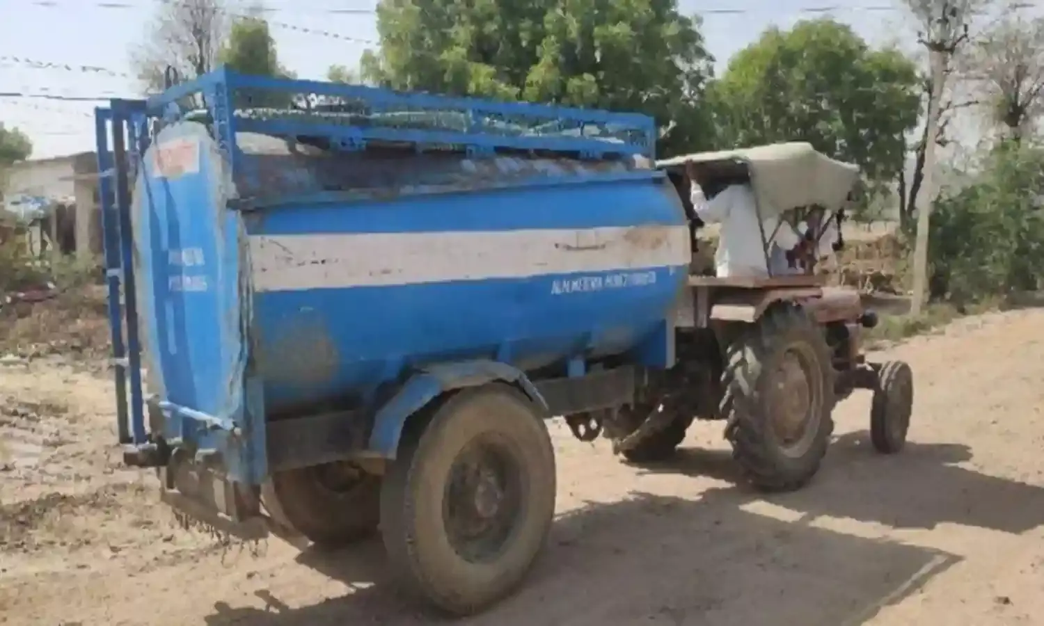 सुरबोड़ी में चार दिन बाद आया पानी का एक टैंकर