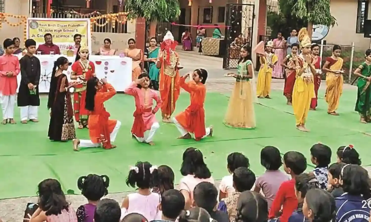नन्हे-मुन्नों की प्रस्तुतियों ने जीते दिल, हाईस्कूल में मनाया गया दीपोत्सव