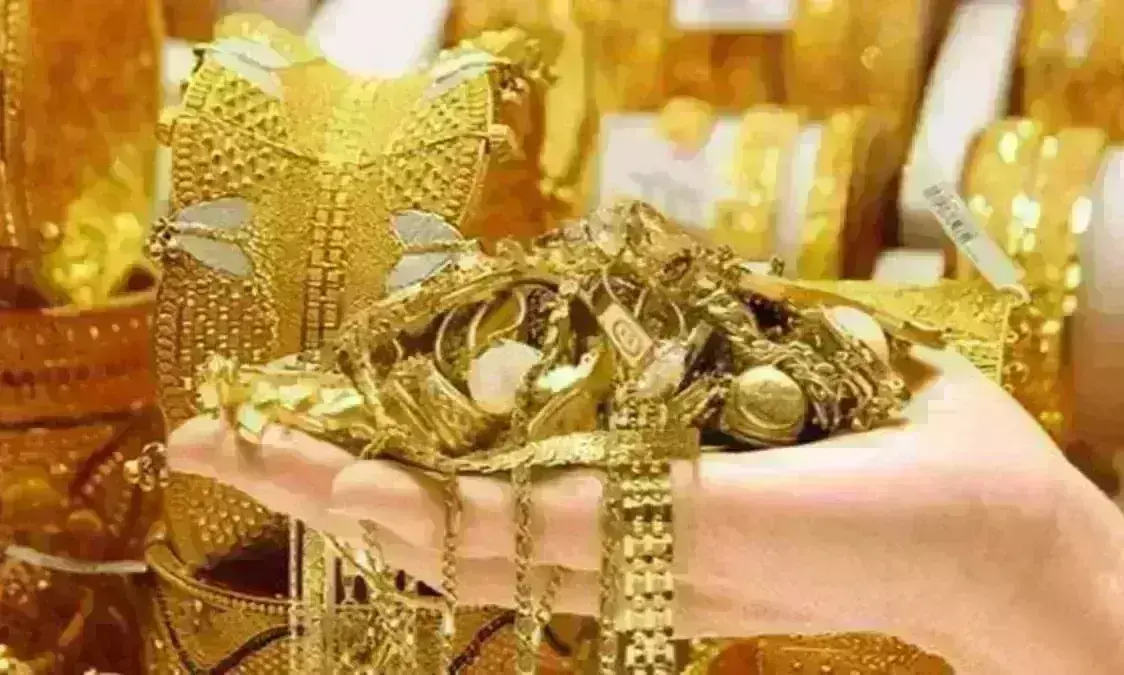 बाजार रहे गुलजार, सोना-चांदी के साथ बर्तनों की जमकर हुई खरीदारी