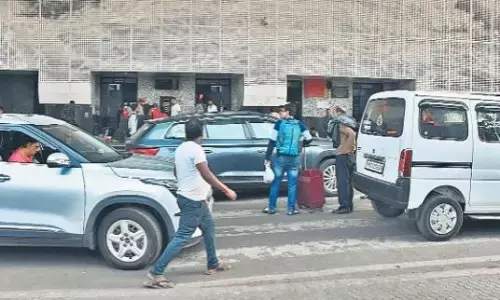 स्टेशन की पार्किंग का दायरा तक तय नहीं, कहीं भी राशि वसूल रहे कर्मचारी स्टेशन की पार्किंग का दायरा तक तय नहीं, कहीं भी राशि वसूल रहे कर्मचारी