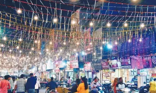 धनतेरस आज जगमग रोशनी से सजे बाजार, बढ़ गई रौनक धनतेरस आज जगमग रोशनी से सजे बाजार, बढ़ गई रौनक