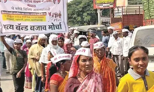 बीटीबी के खिलाफ हजारों किसान उतरे सड़क पर बीटीबी के खिलाफ हजारों किसान उतरे सड़क पर