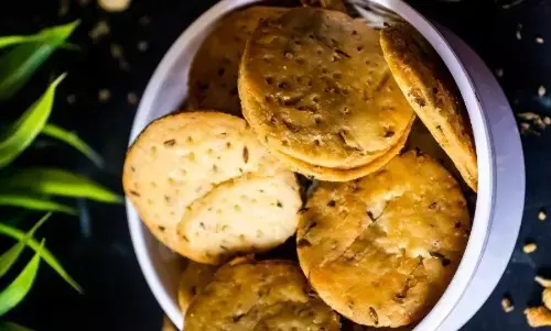 दिवाली पर झटपट बनाएं परफेक्ट मठरी, इस आसान रेसिपी से