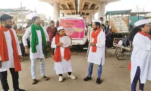 अमृत कलश यात्रा में प्रस्तुत किए नुक्कड़ नाटक