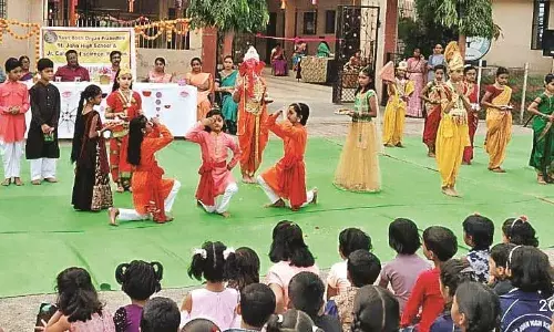 नन्हे-मुन्नों की प्रस्तुतियों ने जीते दिल, हाईस्कूल में मनाया गया दीपोत्सव