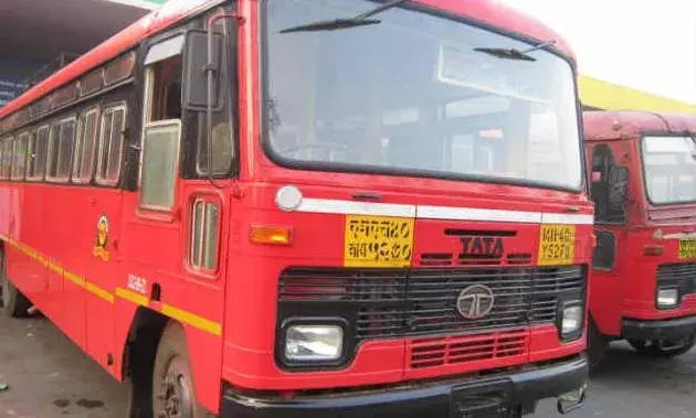 अनशनकारी एसटी के ठेका बस चालकों का भीख मांगो आंदोलन