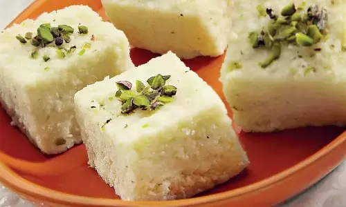 इस आसान रेसिपी से झटपट बनाएं दानेदार कलाकंद, रिश्तों में घुलेगी मिठास