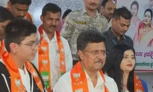 कुटे उद्योग समूह के सुरेश कुटे भाजपा में हुए शामिल, कुछ दिन पहले इनकम टैक्स विभाग ने की थी छापेमारी कुटे उद्योग समूह के सुरेश कुटे भाजपा में हुए शामिल, कुछ दिन पहले इनकम टैक्स विभाग ने की थी छापेमारी