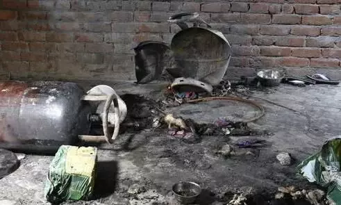 रसोई गैस सिलेंडर में लगी आग, 20 से अधिक झुलसे, आठ की हालत गंभीर रसोई गैस सिलेंडर में लगी आग, 20 से अधिक झुलसे, आठ की हालत गंभीर